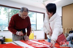 浙江杭州：市民手写春联福字迎新春